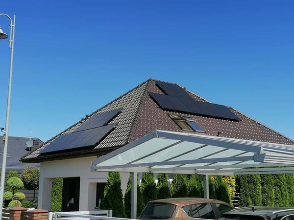 panele fotowoltaiczne zamontowane na dachu domu w Smolcu
